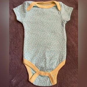 NWOT Quiltz onesie size 0 to 3 months for boy or girl!                  4